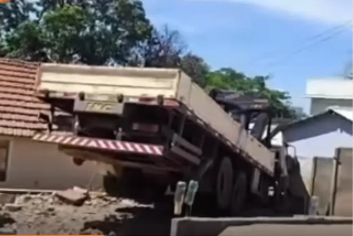 caminhao-desgovernado-atinge-duas-casas-em-rio-verde