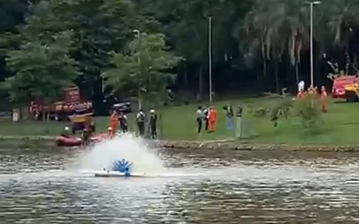 video:-bombeiros-simulam-resgate-de-vitima-em-carro-ilhado-no-lago-do-parque-vaca-brava