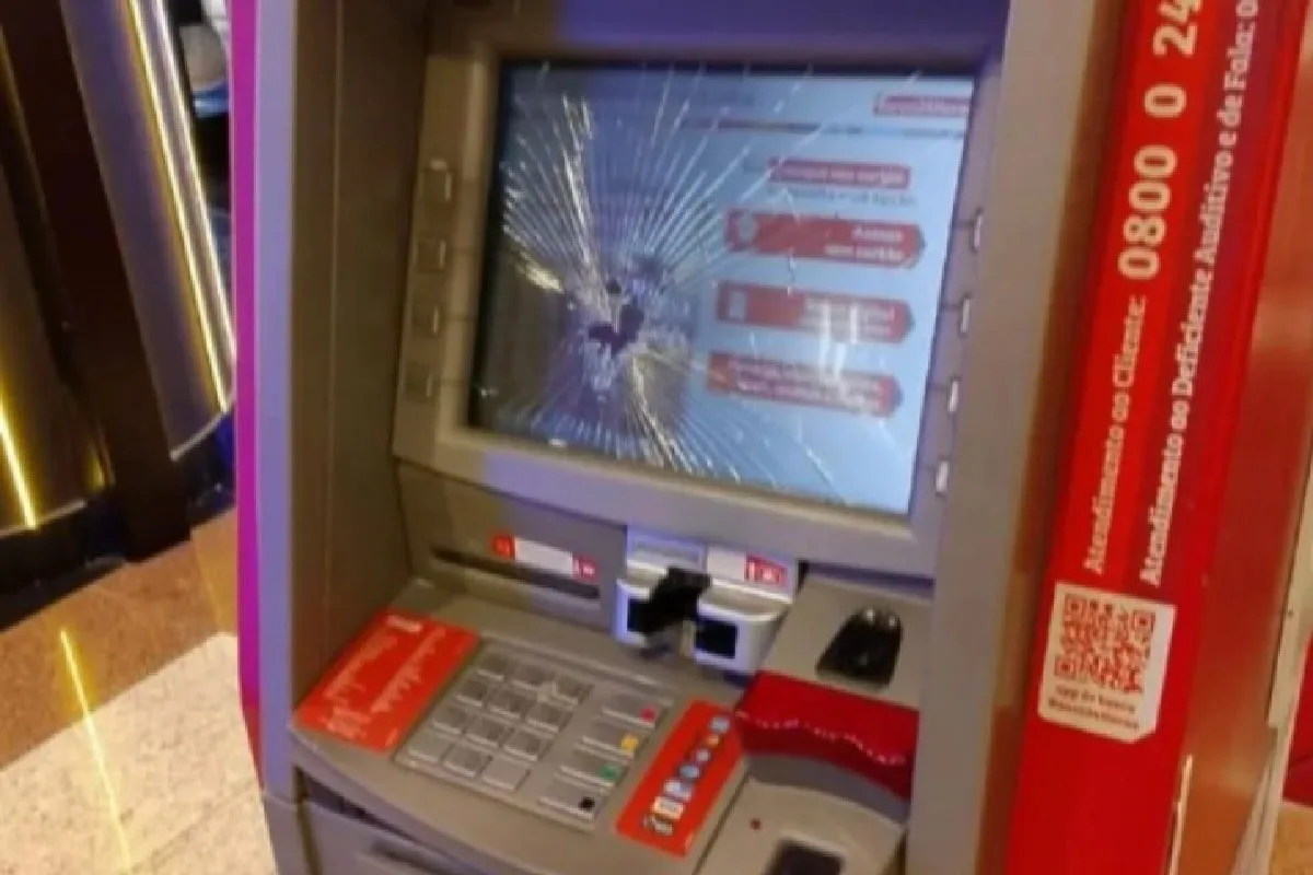 idoso-quebra-caixa-eletronico-aos-socos-dentro-de-shopping-da-regiao-da-44,-em-goiania