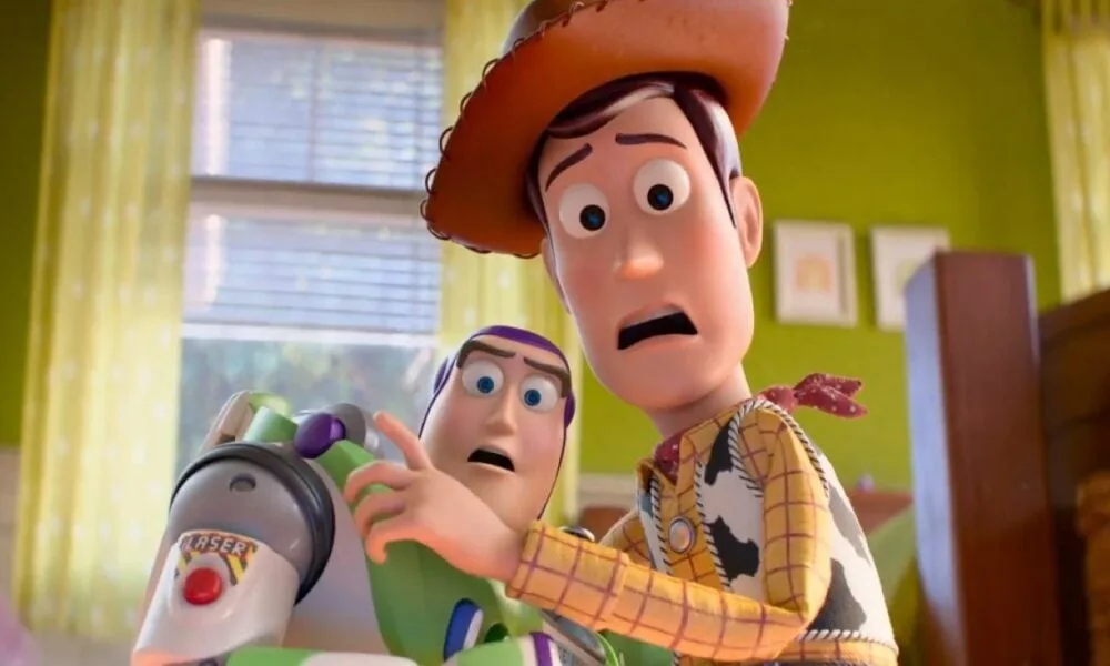 toy-story-5:-teaser-mostra-greta-lee-como-gadget-que-complica-vida-dos-toys