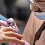 manicure-viraliza-ao-usar-aranhas-reais-em-unhas-de-cliente;-veja-imagem