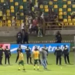 il-pareggio-diventa-caos:-la-partita-del-real-cartagena-finisce-a-causa-delle-proteste-e-dell’invasione-di-folla-allo-stadio-jaime-moron