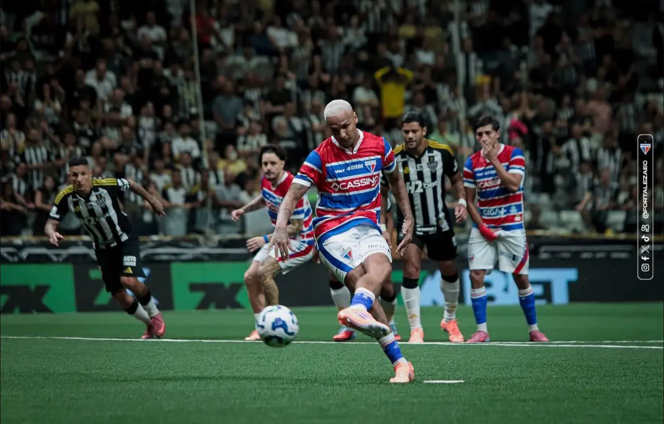 festa-de-hulk-vira-show-de-deyverson-na-arena-mrv