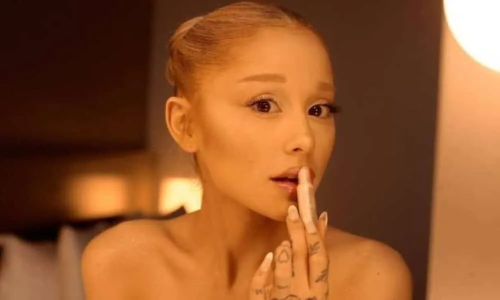 invader-cattura-ariana-grande-sul-tappeto-rosso-“wicked”-a-singapore;-interviene-cinzia-erivo