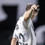 il-gran-gol-di-rollheiser-nel-finale-garantisce-la-vittoria-decisiva-del-santos-sul-palmeiras-nella-classica-di-vila-belmiro