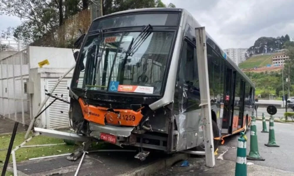 acidente-de-onibus-raposo-tavares:-camera-flagra-desespero-dentro-de-onibus-que-perde-freios-e-provoca-engavetamento