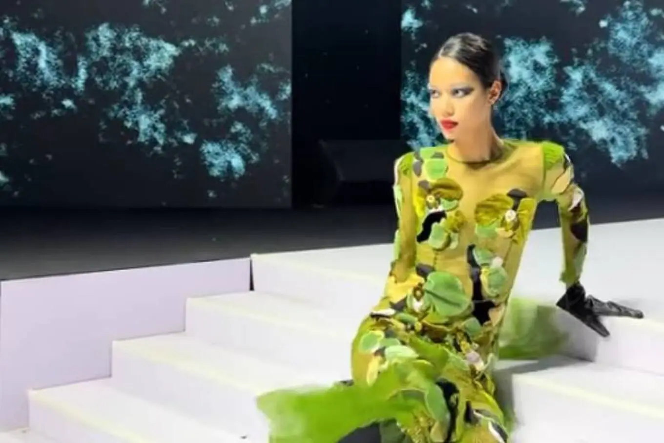 modelo-viraliza-com-reacao-inusitada-apos-queda-na-passarela