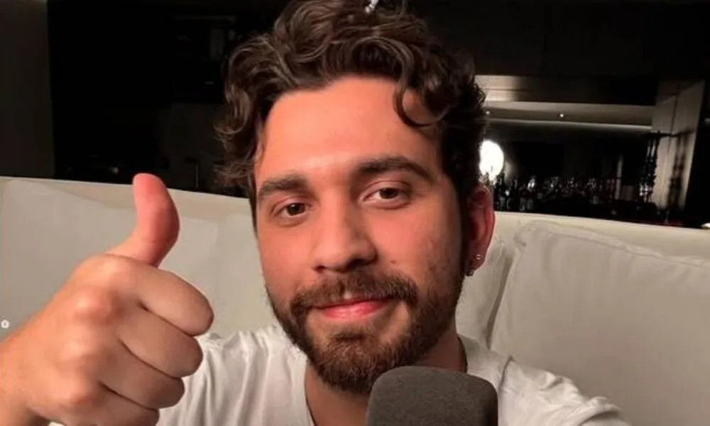 gustavo-mioto,-ex-de-ana-castela,-surge-aos-beijos-com-ex-bbb-larissa-santos-em-viagem-a-campos-do-jordao