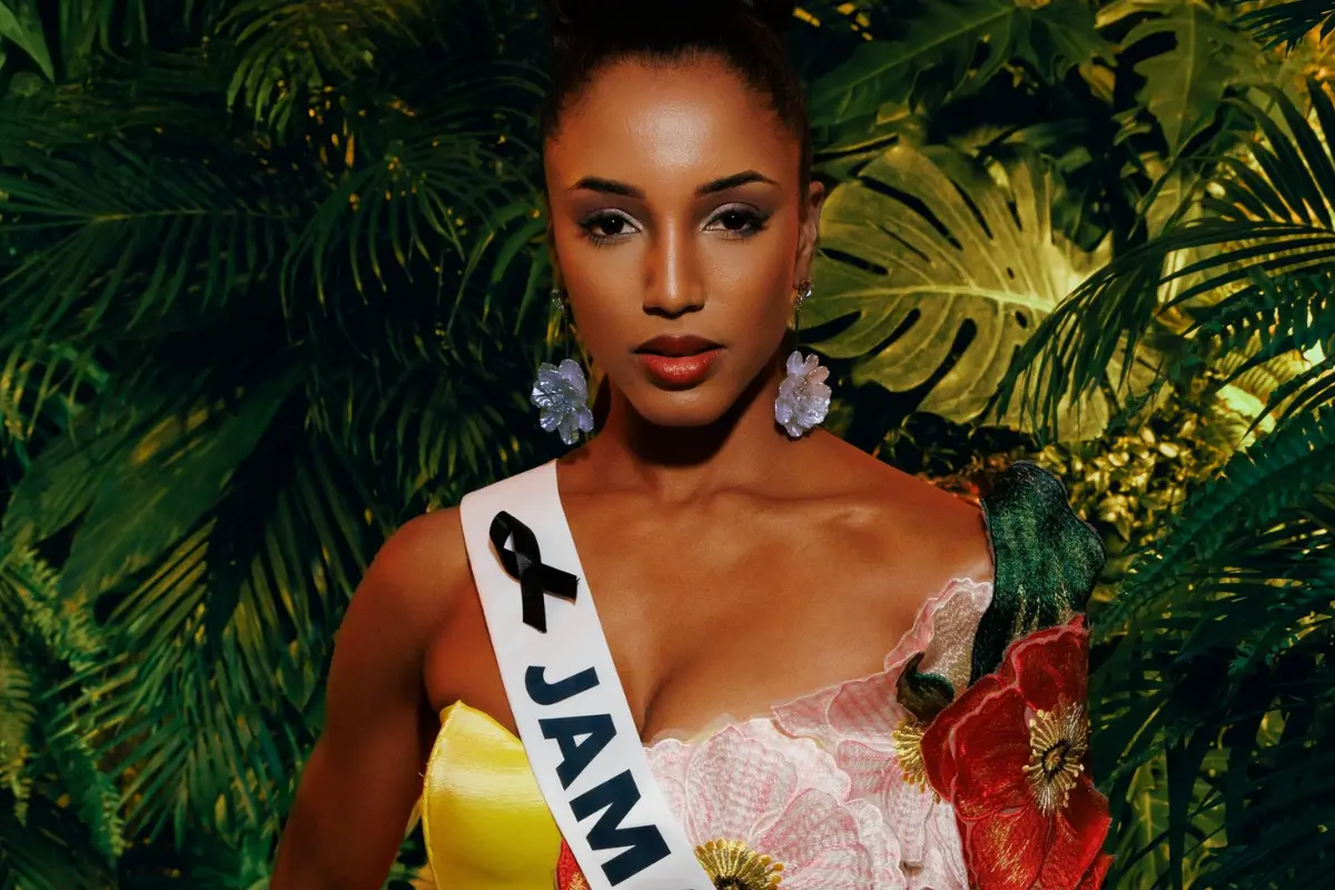 modelo-da-jamaica-cai-da-passarela-durante-desfile-no-miss-universo;-video