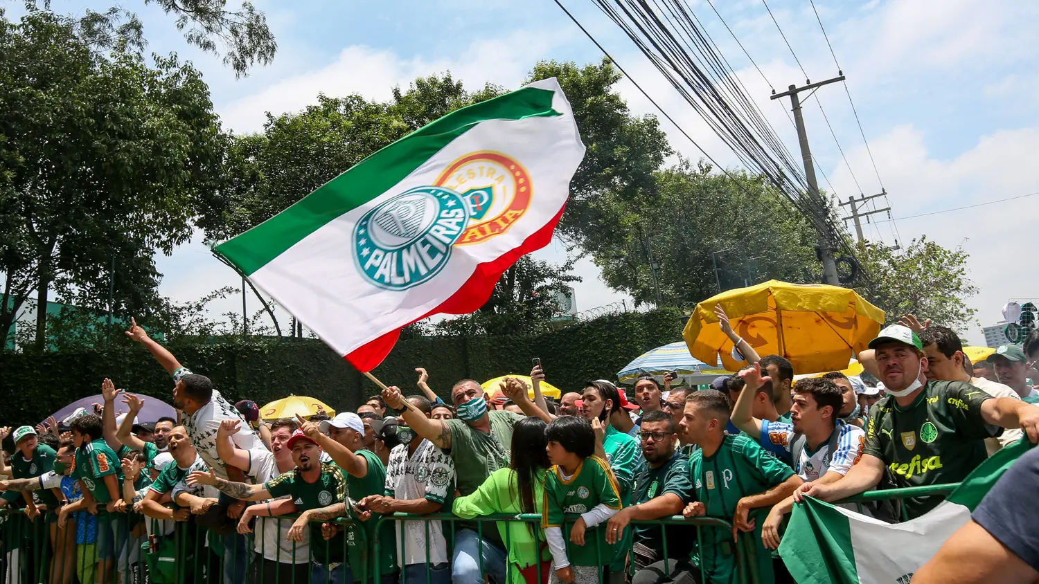torcida-do-palmeiras-prepara-festa-antes-do-embarque-do-time-para-a-final-da-libertadores