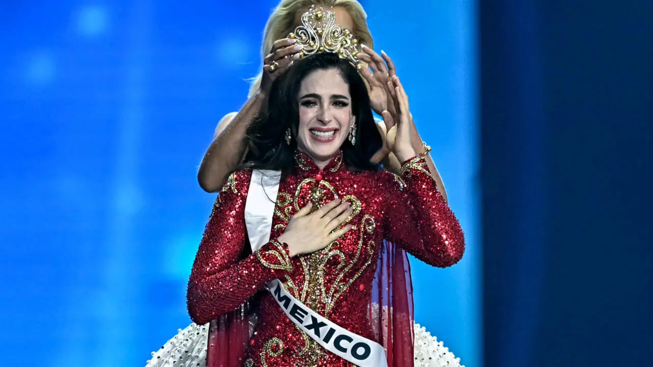 miss-universo-2025:-mexicana-que-havia-sido-insultada-por-organizador-e-coroada