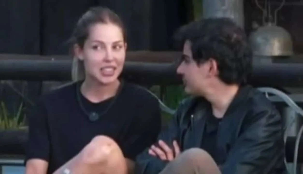 dudu-camargo-e-saory-cardoso-selam-romance-com-beijao-apos-eliminacao-de-wallas-arrais-em-a-fazenda-17