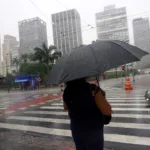 alerta-laranja:-chuva-intensa-atinge-19-estados-nesta-sexta-feira-com-ate-100-mm