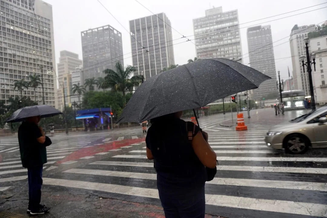alerta-laranja:-chuva-intensa-atinge-19-estados-nesta-sexta-feira-com-ate-100-mm