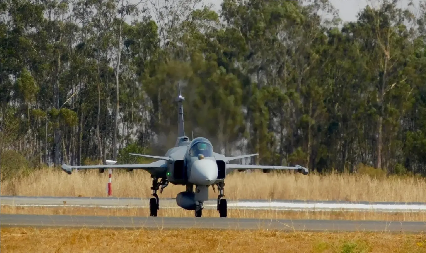 f-39-gripen:-novo-caca-de-combate-do-brasil-chega-a-base-aerea-de-anapolis;-video