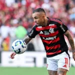 var-confirma-penalti-a-favor-do-flamengo-contra-o-bragantino-apos-toque-de-mao-em-duelo-pelo-brasileirao