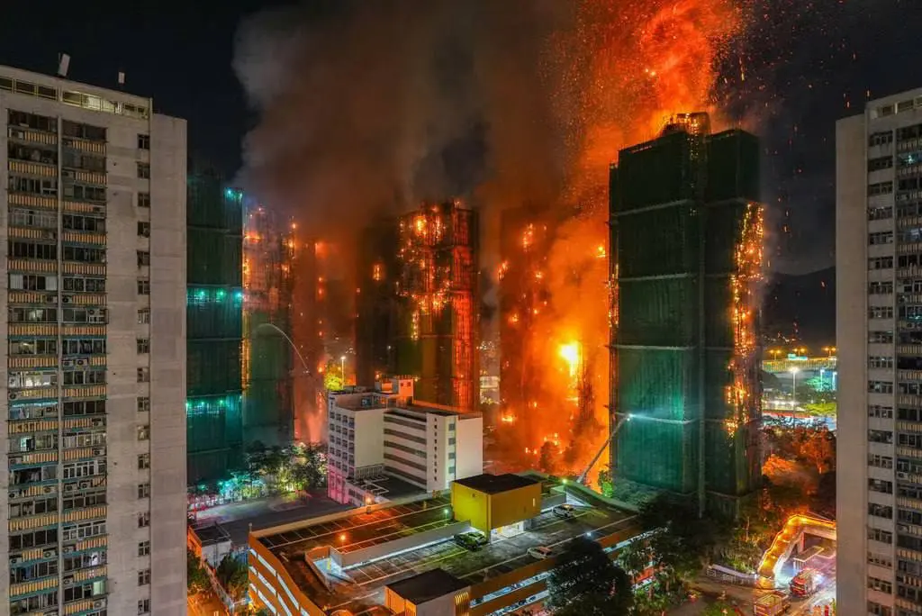 16121 incendio em predios residenciais de hong kong mata ao menos 13 veja videos Incêndio em prédios residenciais de Hong Kong mata ao menos 13; veja vídeos