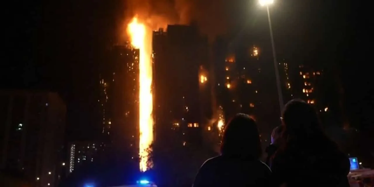 hong-kong-registra-55-mortes-em-fogo-que-consome-arranha-ceus-no-distrito-de-tai-po