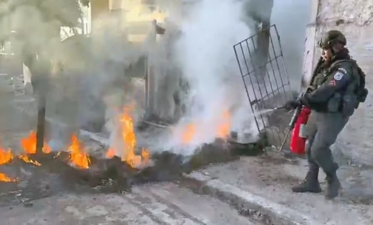 operacao-barricada-zero-avanca-na-cidade-alta-com-barricadas-incendiadas-e-avenida-brasil-interditada