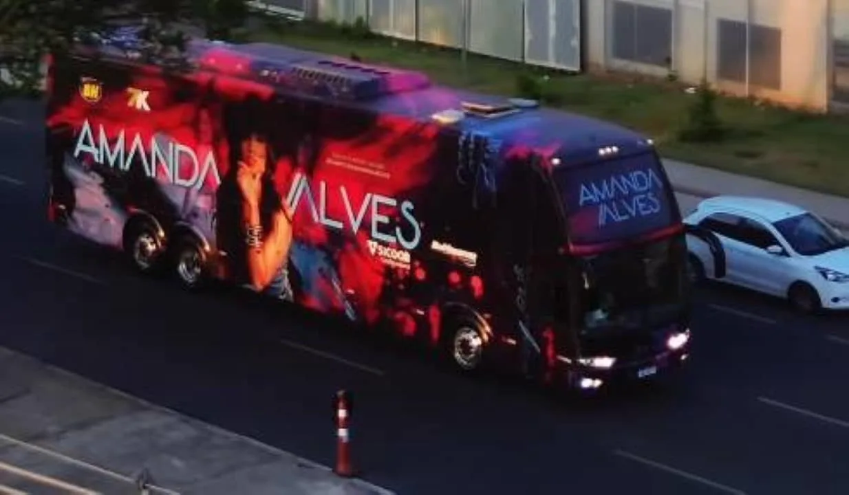 onibus-de-cantora-sertaneja-amanda-alves-envolve-se-em-batida-multipla-com-23-vitimas-no-interior-paulista