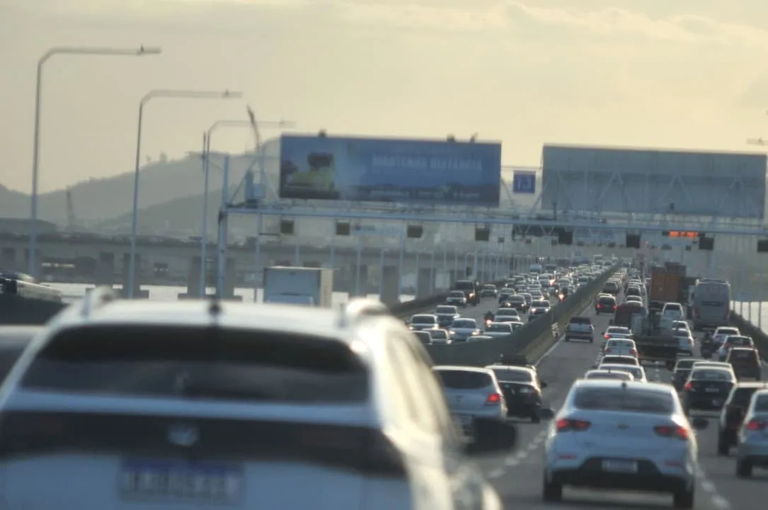 acidente-na-ponte-rio-niteroi-com-dois-carros-e-moto-deixa-motociclista-ferido