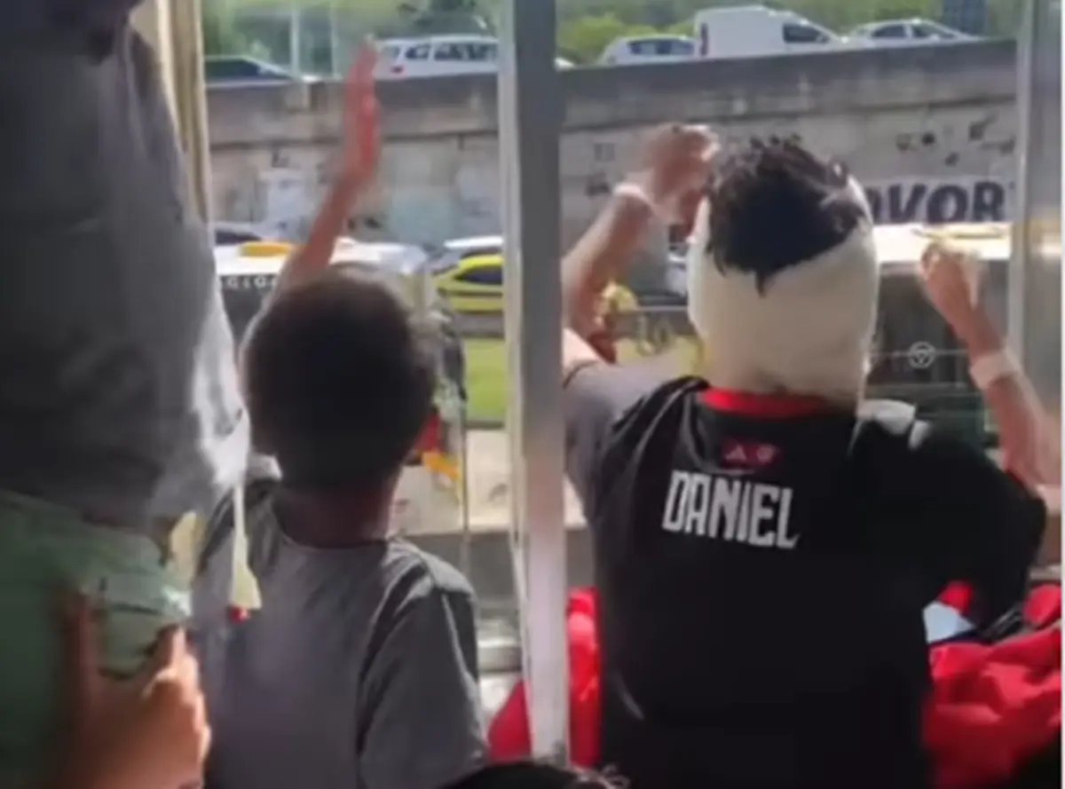 criancas-internadas-em-hospital-no-rio-de-janeiro-apoiam-jogadores-do-flamengo-no-“aerofla”