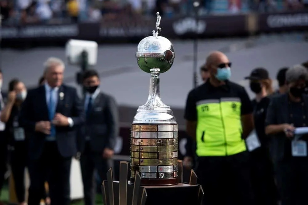 final-da-libertadores:-palmeiras-e-flamengo-duelam-as-18h-em-lima-pelo-tetra-continental-no-monumental-u