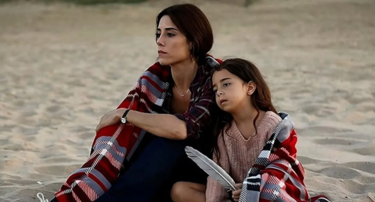 na-novela-mae,-zeynep-e-melek-recebem-ajuda-de-gonul-para-escapar-do-pais-juntos