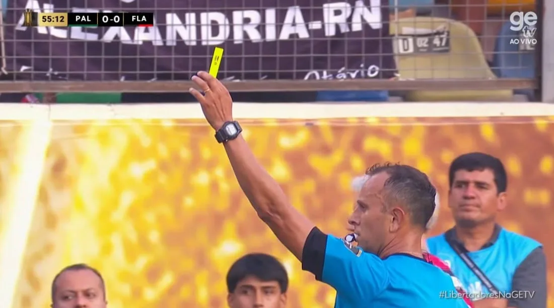 piquerez-leva-cartao-amarelo-em-falta-dura-sobre-arrascaeta-no-0x0-entre-palmeiras-e-flamengo-na-final-da-libertadores-2025