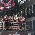lesionado,-pedro-comanda-festa-do-titulo-da-libertadores-do-flamengo-no-trio-eletrico-–-o-globo