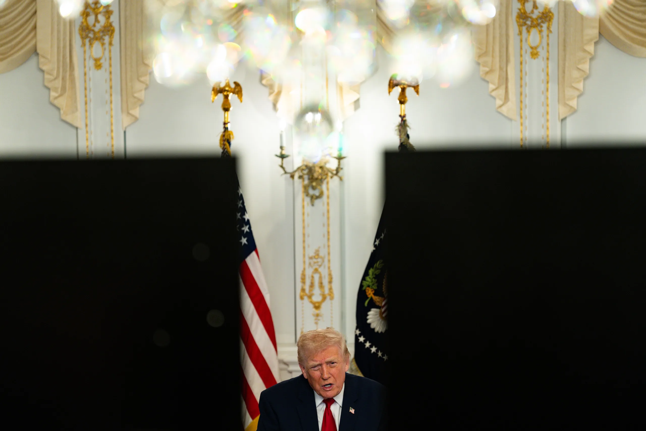 ao-perdoar-traficante-de-drogas-enquanto-ameaca-a-venezuela,-trump-escancara-suas-contradicoes-–-o-globo