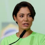 e-#fake-foto-de-michelle-bolsonaro-com-cartaz-pedindo-liberdade-para-bolsonaro;-cena-foi-criada-com-a-ia-do-google