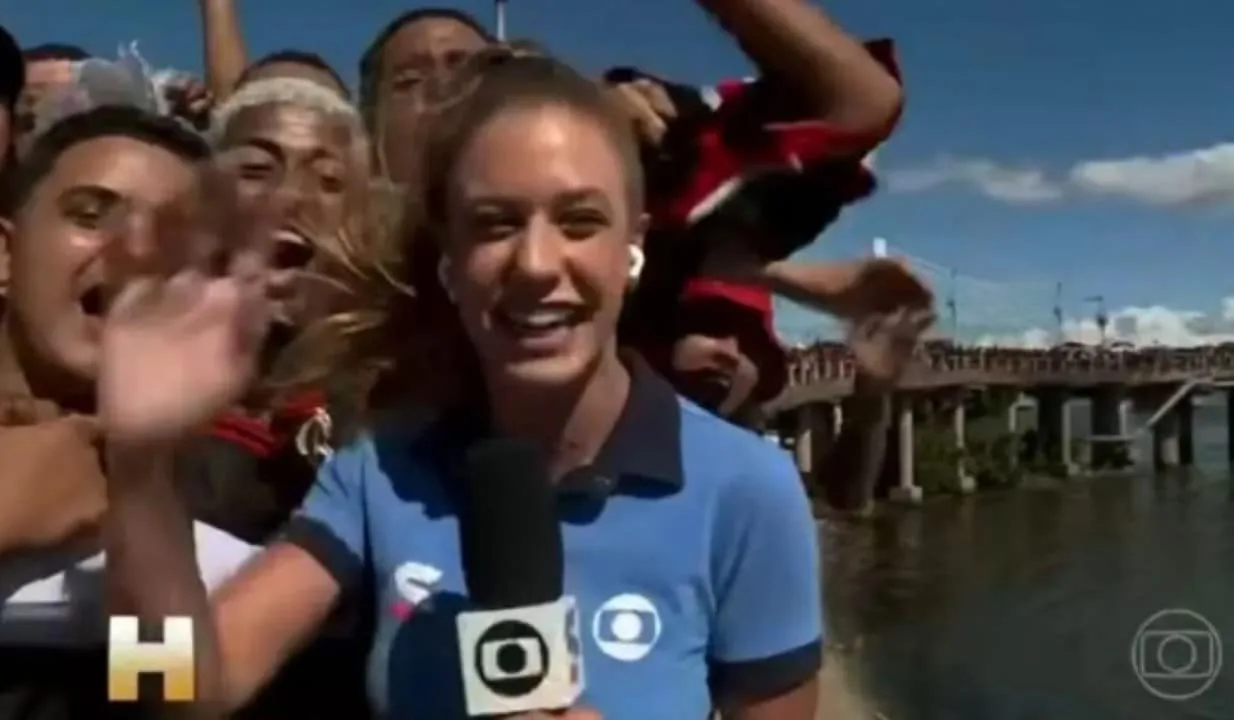Reporter da globo agredida ao vivo Repórter da Globo é Agredida Durante Transmissão ao vivo com torcida do