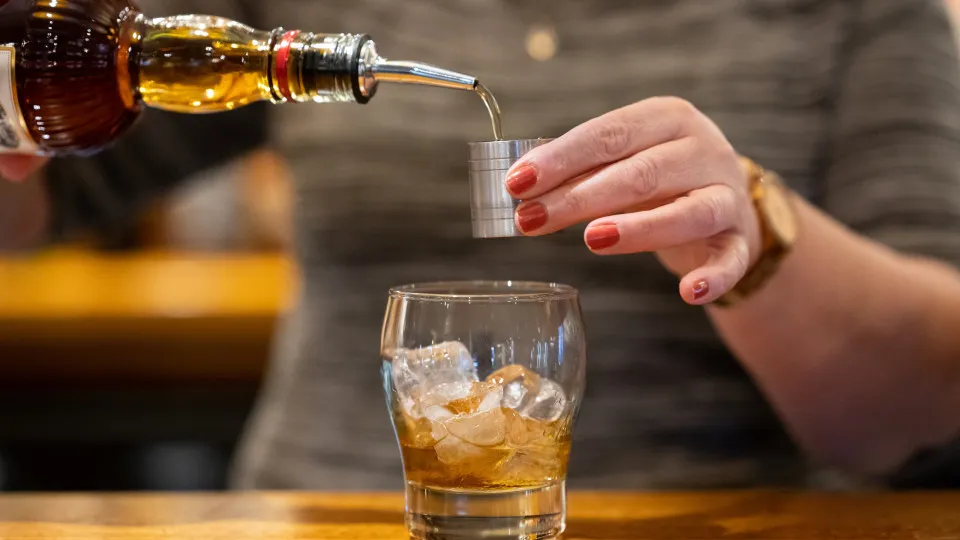 Dois homens morrem após ingerir bebidas alcoólicas em bar em Cajamar (SP)