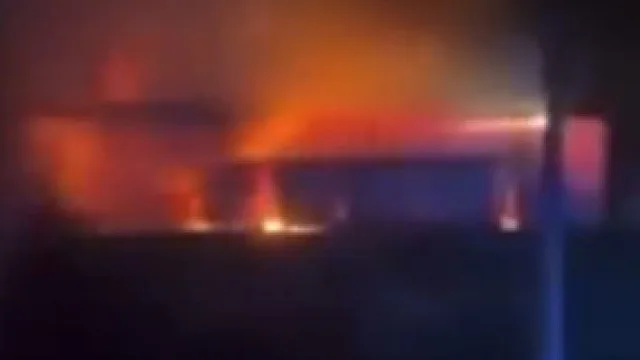 Inc&ecirc;ndio consome parte de hist&oacute;rico est&aacute;dio ingl&ecirc;s durante a noite; veja