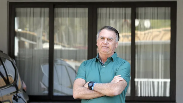 Defesa diz que Bolsonaro n&atilde;o usou celular durante visita de Nikolas