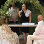 "Até que enfim". Após 50 anos juntos, casal de idosos oficializa união