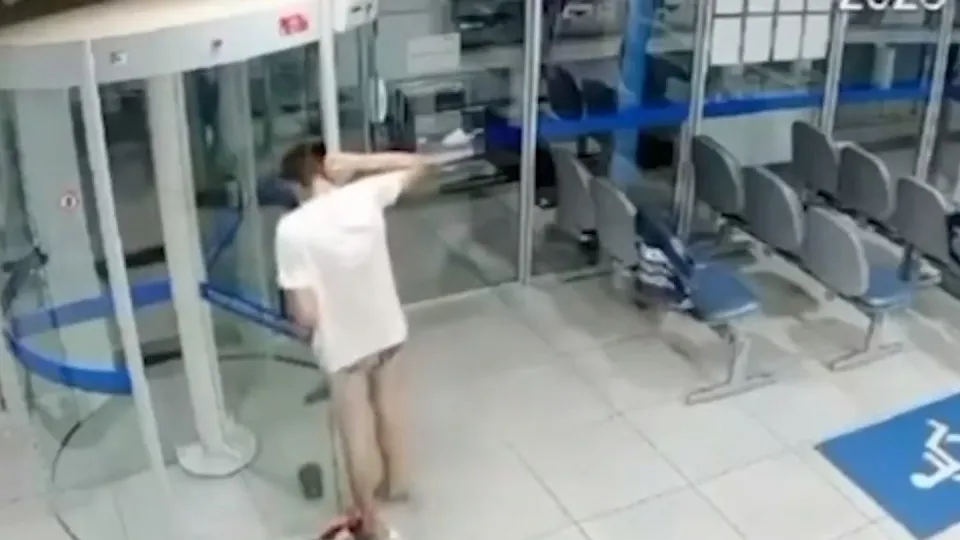 Robbery Fail: Thief Trapped in Revolving Door After Botched Heist