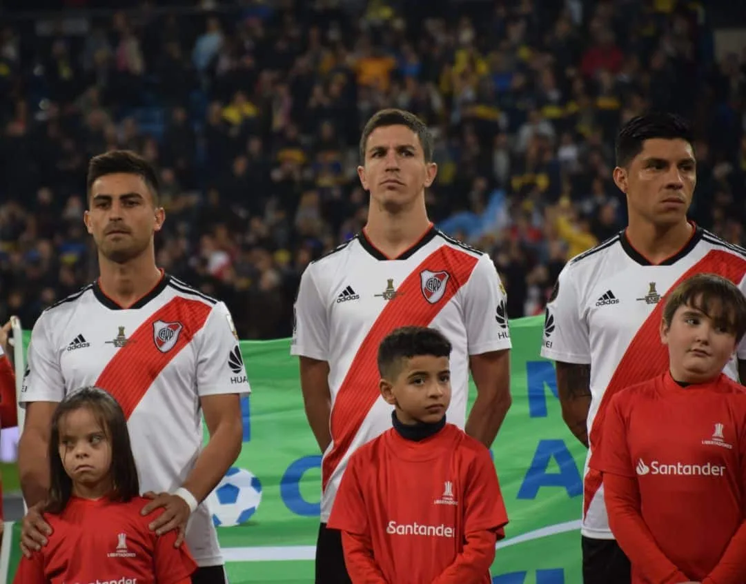 river-plate-anuncia-investimento-de-r$-107-milhoes-em-reforcos-para-2026-e-mira-ex-jogador-do-flamengo