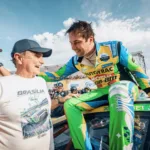 nelson-piquet-jr.-vence-etapa-de-brasilia-e-recebe-trofeu-das-maos-do-pai