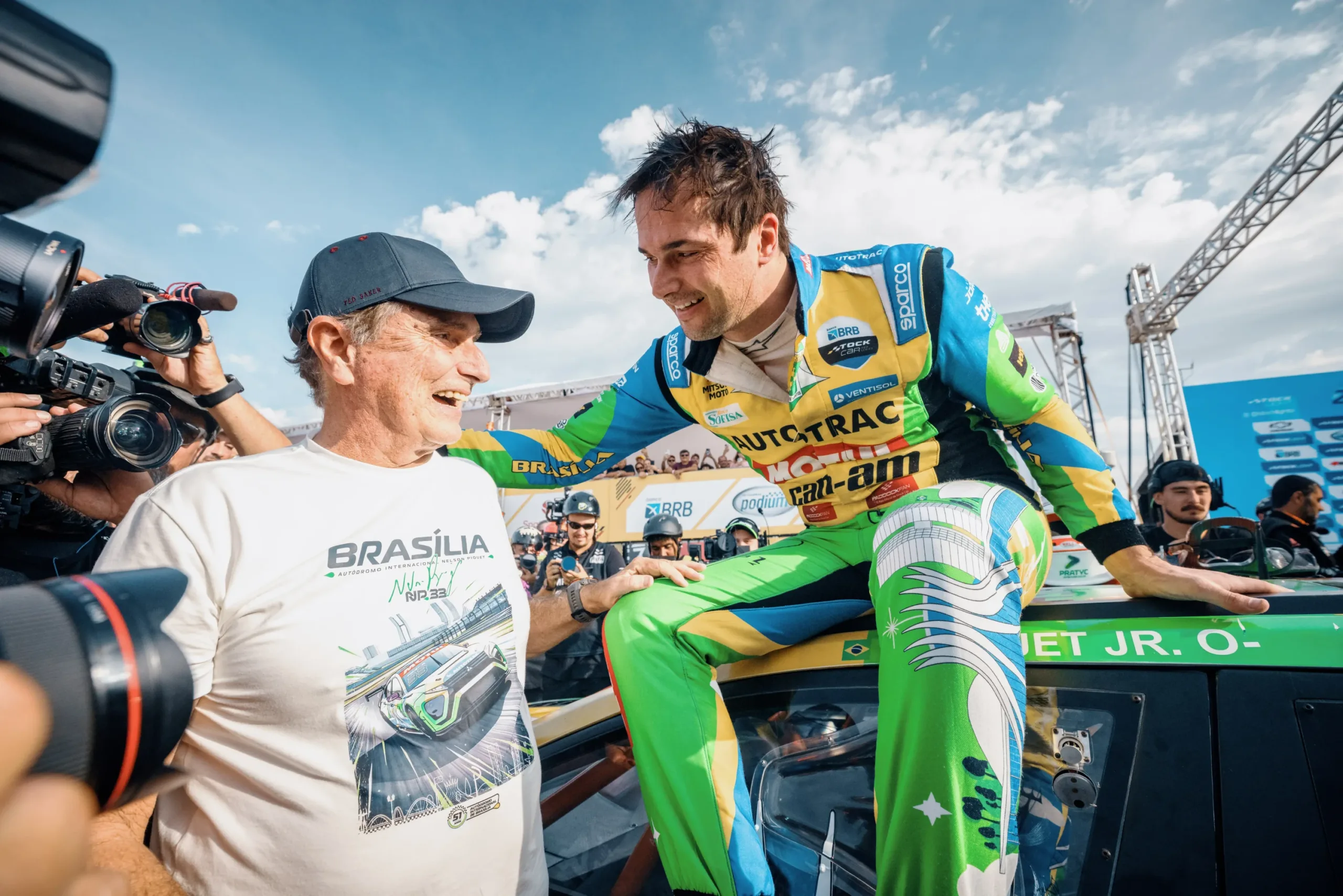 nelson-piquet-jr.-vence-etapa-de-brasilia-e-recebe-trofeu-das-maos-do-pai