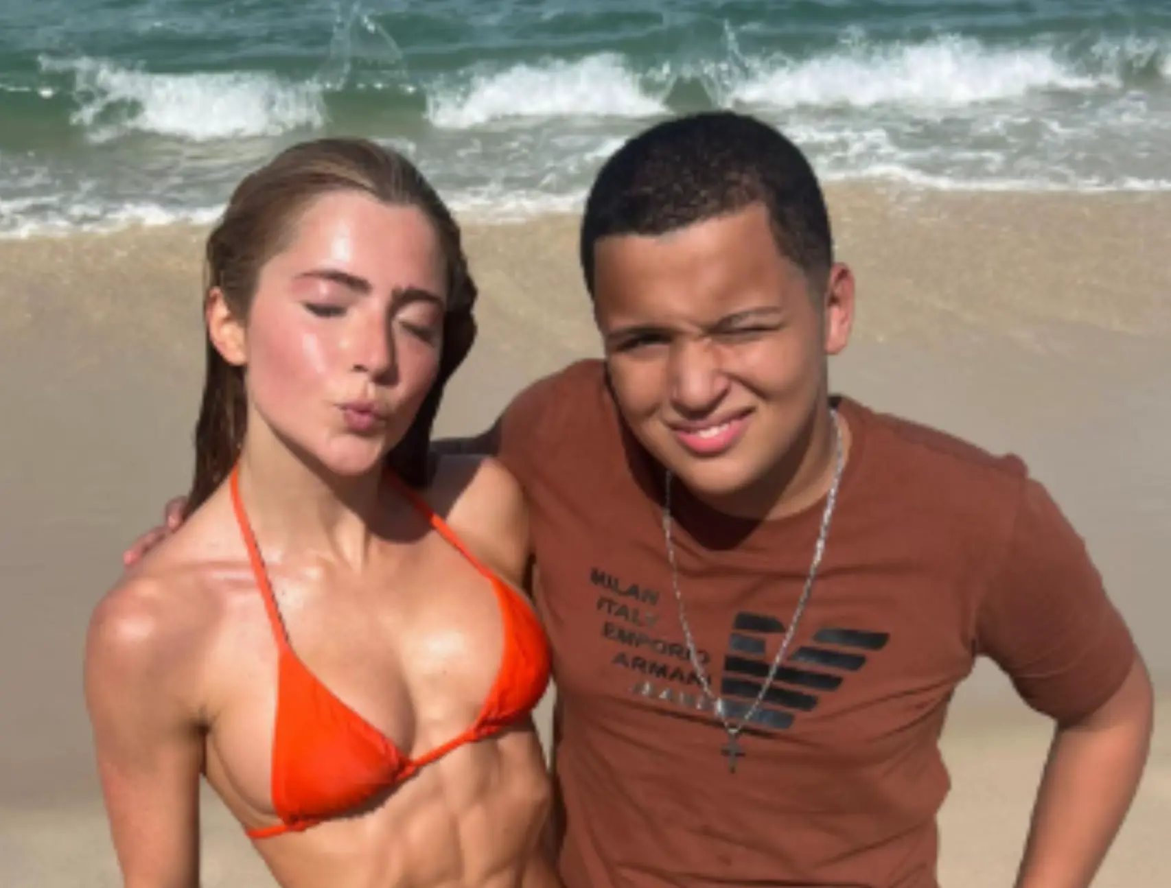 jovem-bomba-na-web-ao-avaliar-simpatia-de-celebridades-com-quem-tira-foto