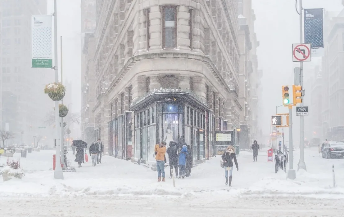 ciclone-bomba-avanca-pela-costa-leste-dos-eua-e-promete-primeira-nevasca-ampla-no-nordeste-nesta-terca