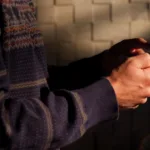 google-testa-alerta-na-tela-contra-golpes-em-chamadas-de-video;-veja-como-vai-funcionar