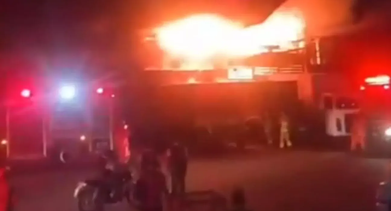 incendio-de-grande-porte-destroi-28-lojas-na-ceasa-do-rio