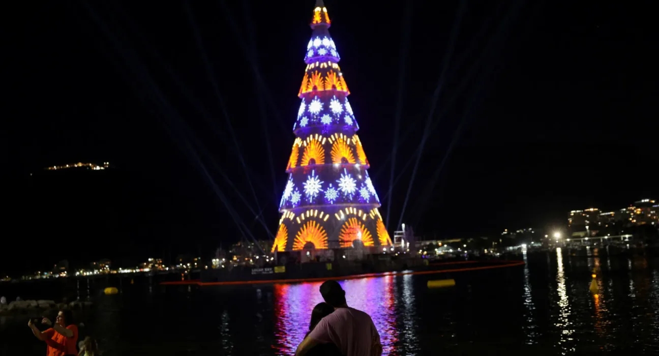 botafogo-ganha-arvore-de-natal-flutuante-com-80-metros-e-milhoes-de-luzes