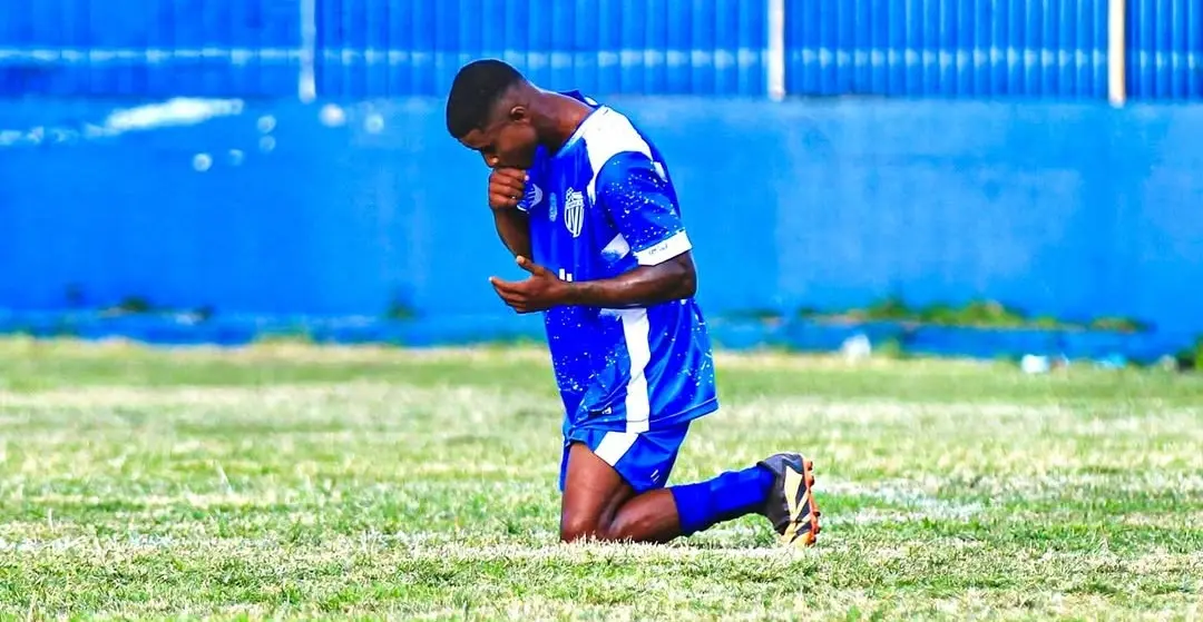 no-rj,-jogador-entra-em-campo-com-tornozeleira-eletronica