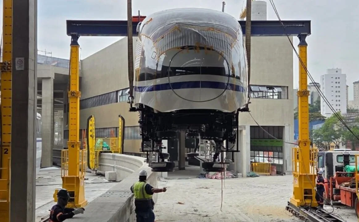 monotrilho-da-linha-17-ouro-ganha-oitavo-trem-no-patio-de-sao-paulo-e-acelera-instalacao-de-sistemas
