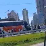 onibus-com-torcedores-do-internacional-e-atacado-por-torcedores-do-santos-na-br-101