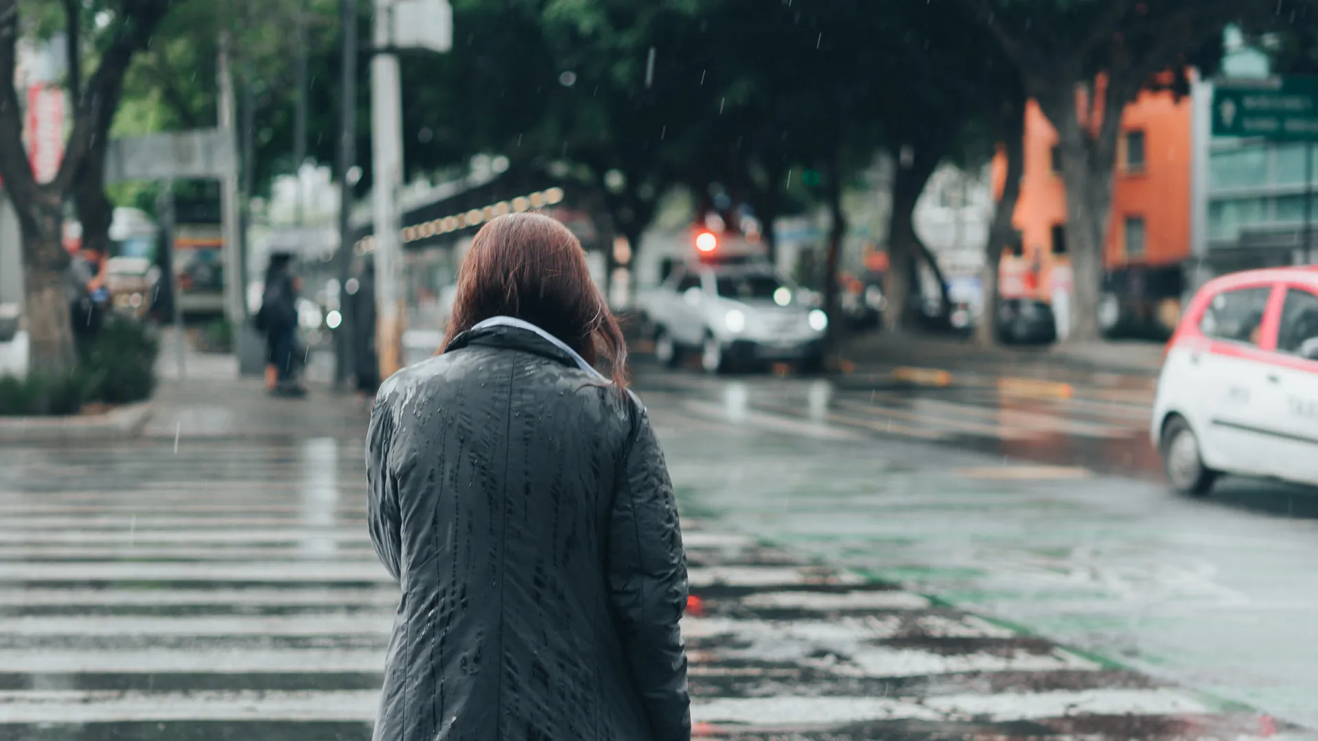 frente-fria-traz-chuva-e-provoca-queda-de-temperatura-em-sp;-veja-ate-quando